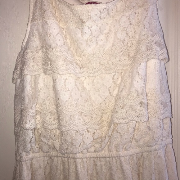 Simple lace dress - Picture 2 of 6